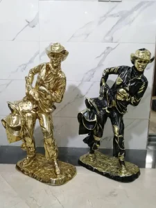 مجسمه مرد برنجی و برنزی قلم کاری شده