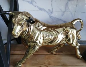 مجسمه گاو برنجی و برنزی قلم کاری شده